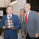 Juan Ignacio Zoido, con una réplica de la «Ensaladera», accede al salón junto a José Luis Escañuela