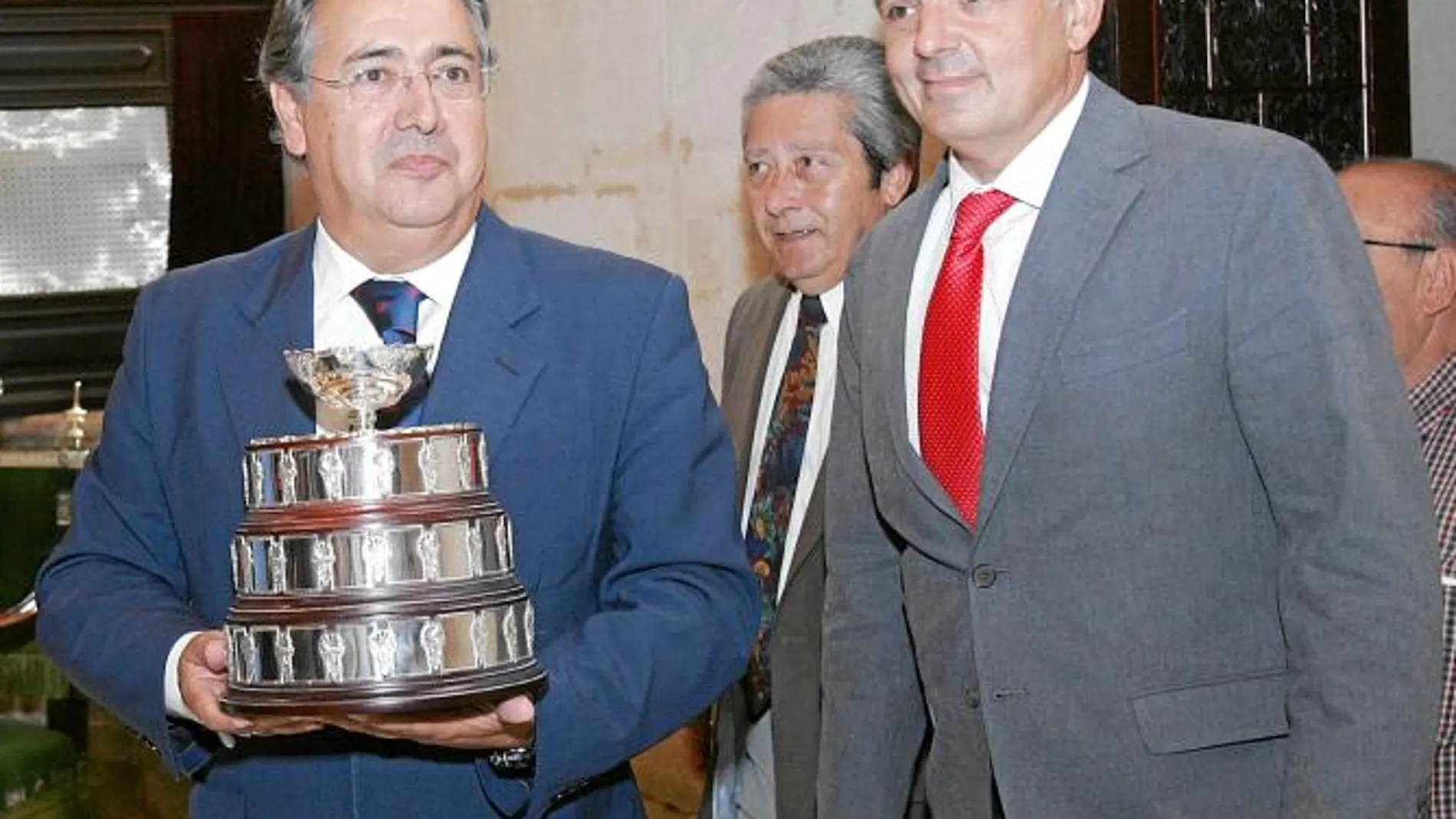 Juan Ignacio Zoido, con una réplica de la «Ensaladera», accede al salón junto a José Luis Escañuela