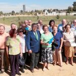 El alcalde posa con varios vecinos de Triana