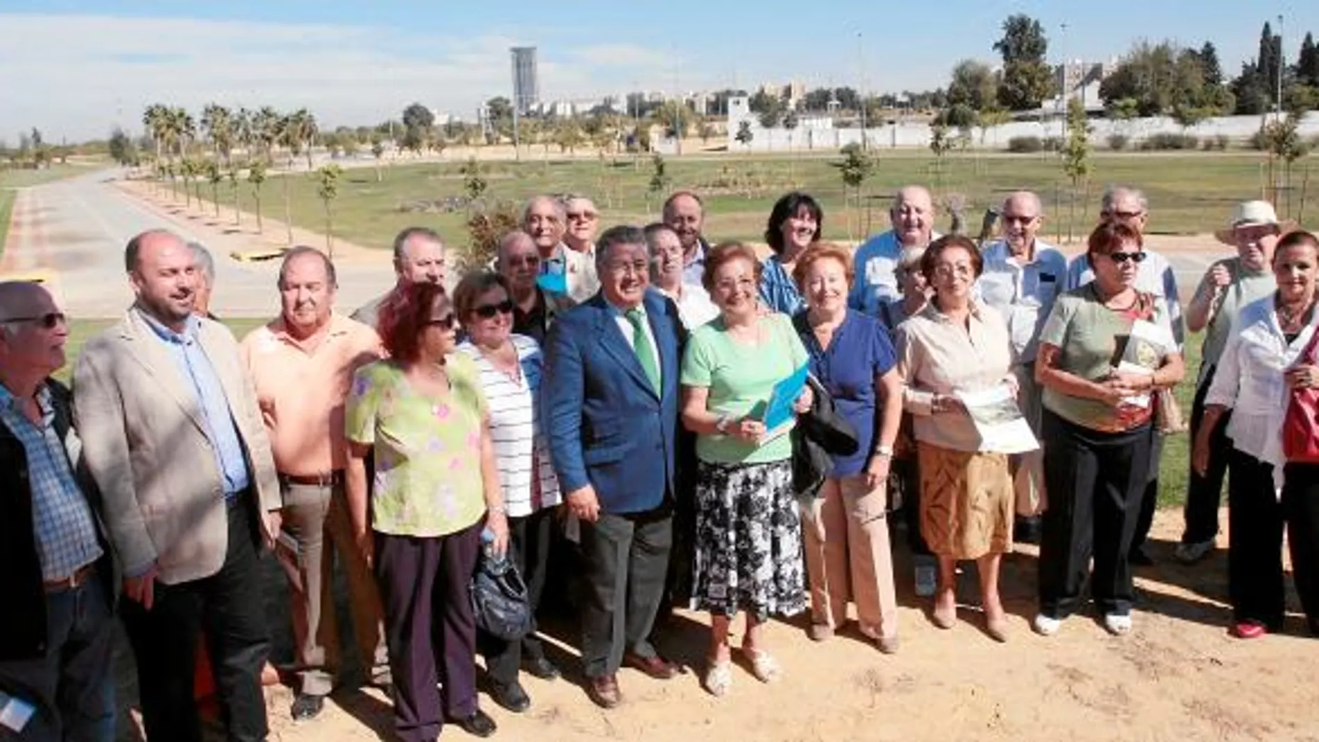 El alcalde posa con varios vecinos de Triana