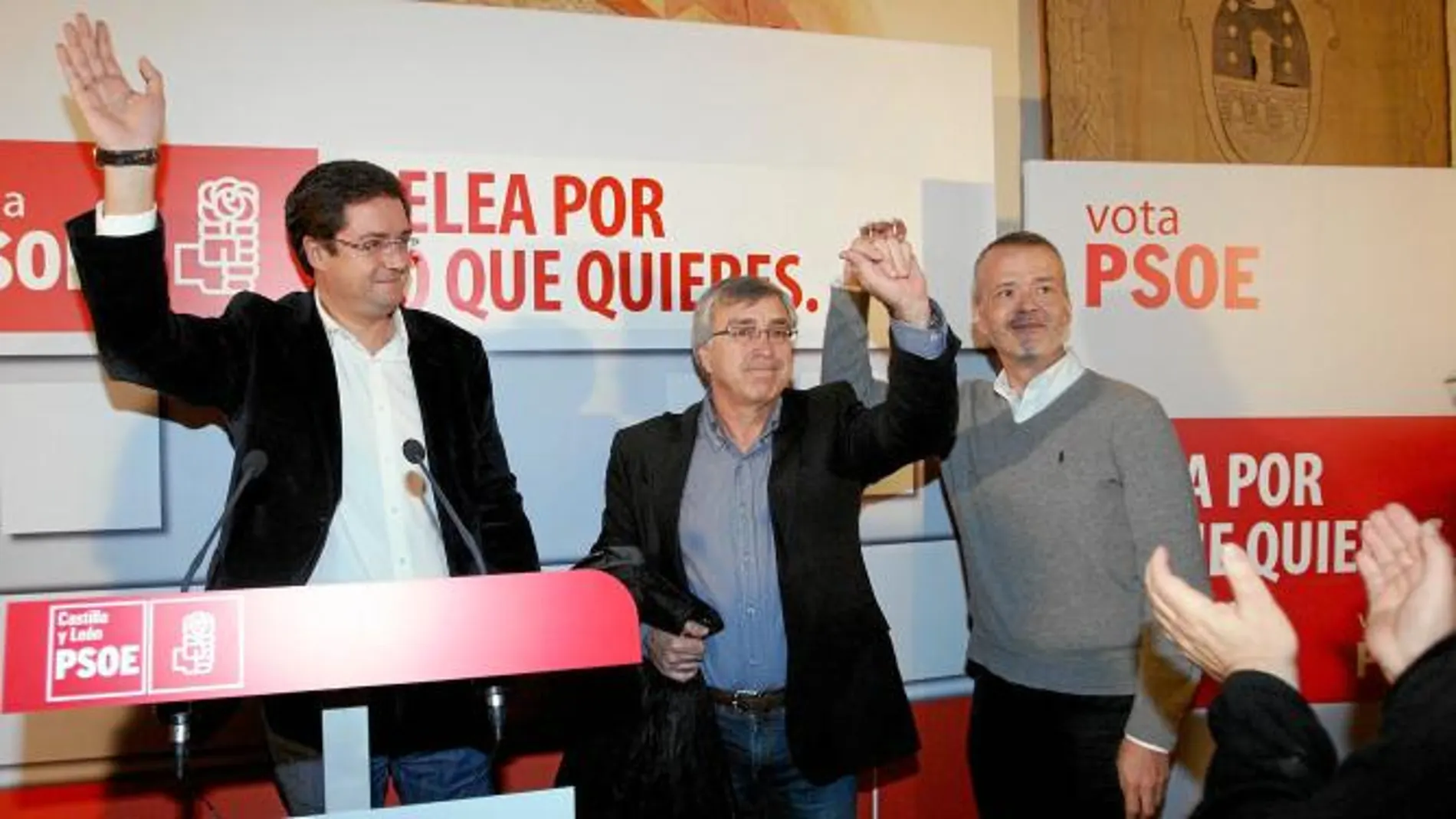 Óscar López, José Fernández y Antonio Camacho saludan a los suyos tras el mitin de ayer en Benavente