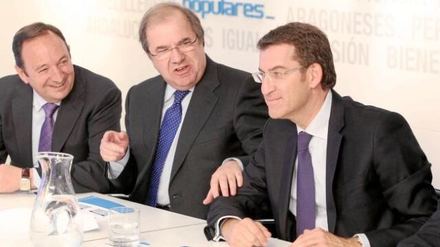 Herrera felicita a Núñez Feijoo durante el Comité del PP celebrado ayer en Madrid