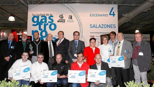 Pastor con los galardonados de los premios del Concurso de Tapas de Alicante lomejordelagastronomia.com