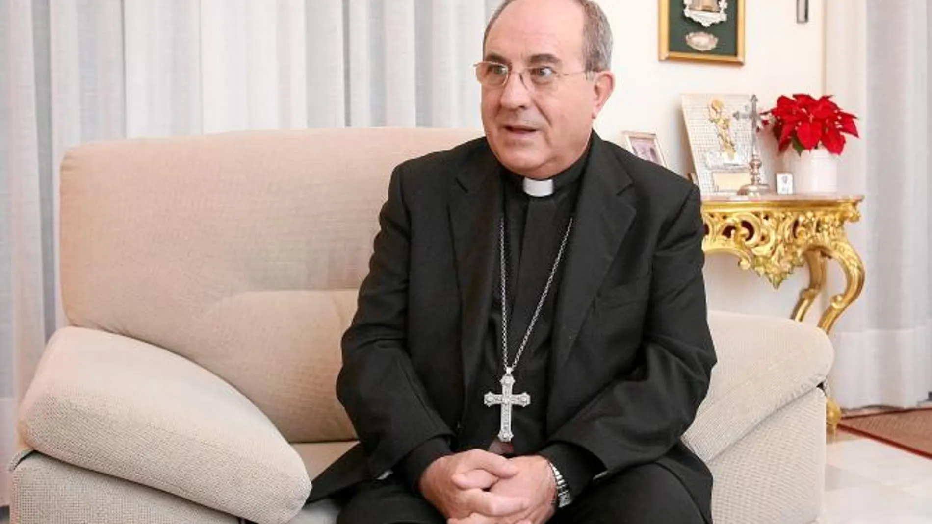 Juan José Asenjo / Arzobispo de Sevilla: «Los cofrades me van entendiendo y cada vez más se sienten Iglesia»