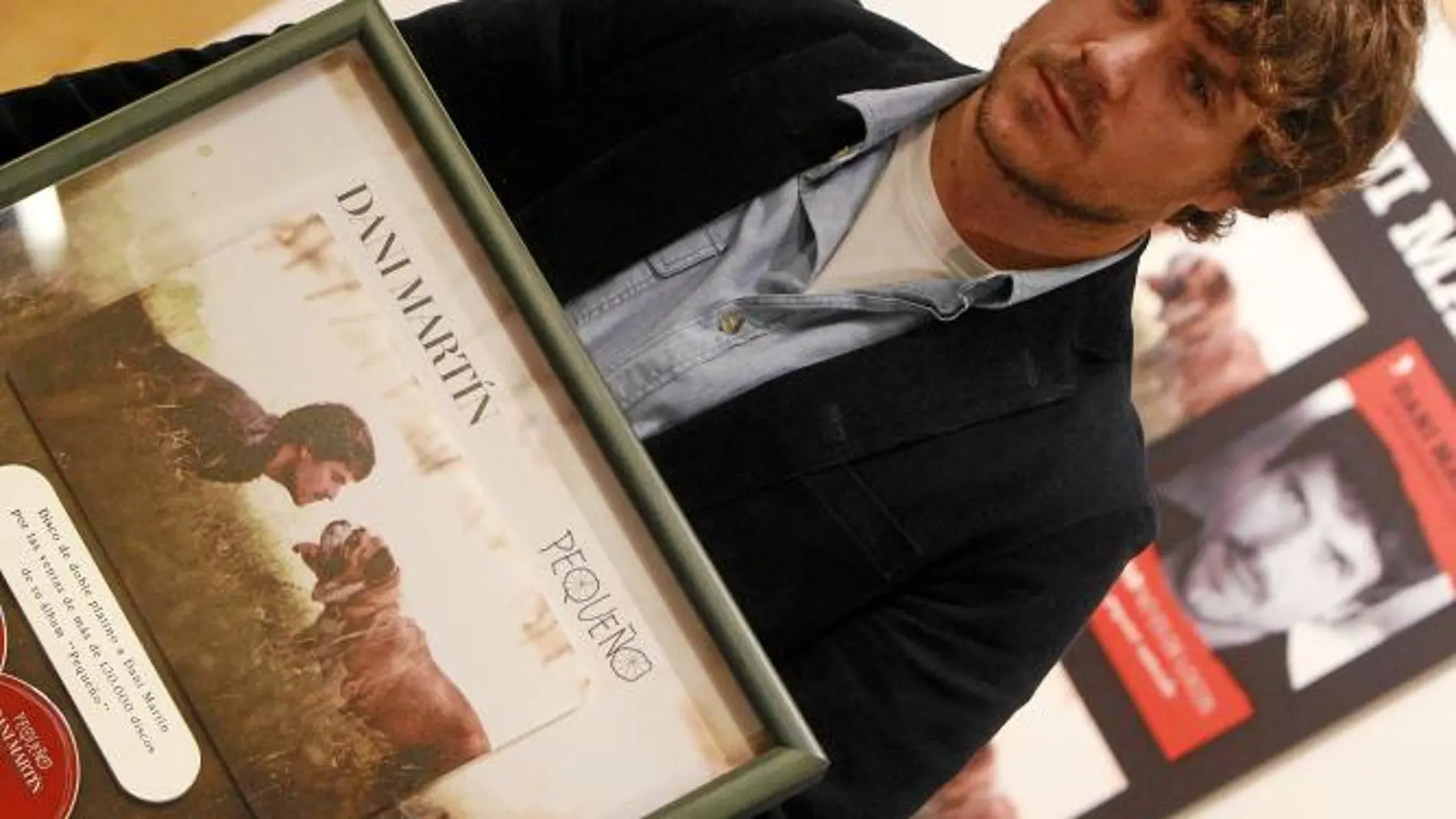 El cantante muestra el doble disco de platino obtenido por su disco en solitario