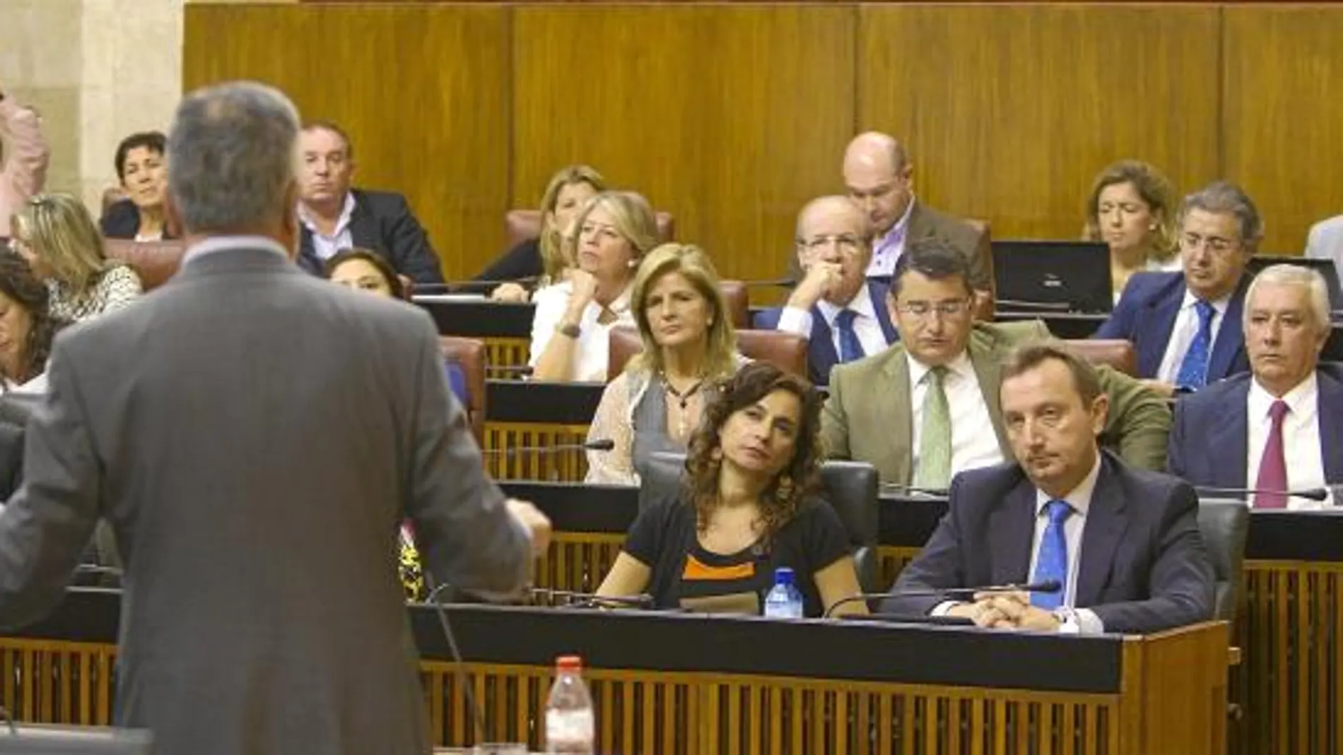 Griñán, de espaldas, en un momento de su réplica a Arenas, ayer, en la sesión de control al Gobierno