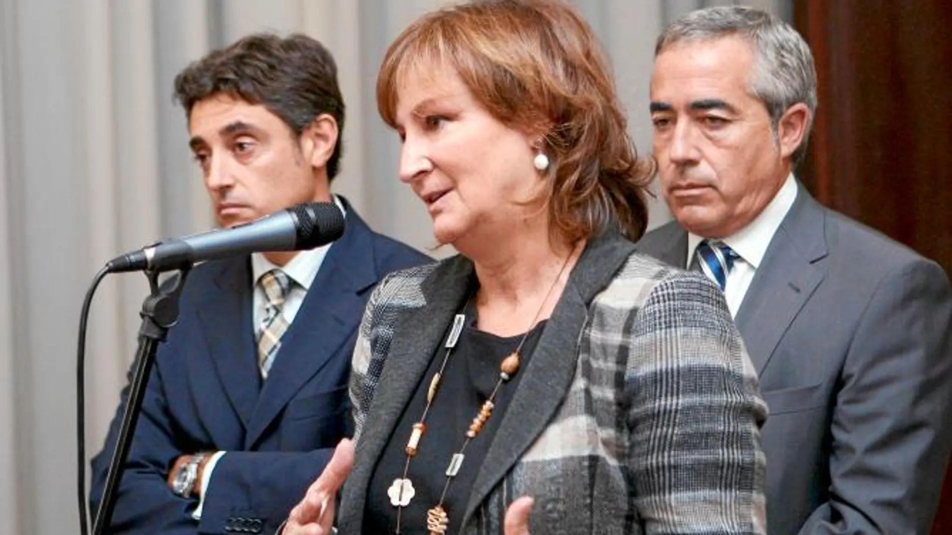 En la imagen, Teresa Compte, acompañada de dos fiscales