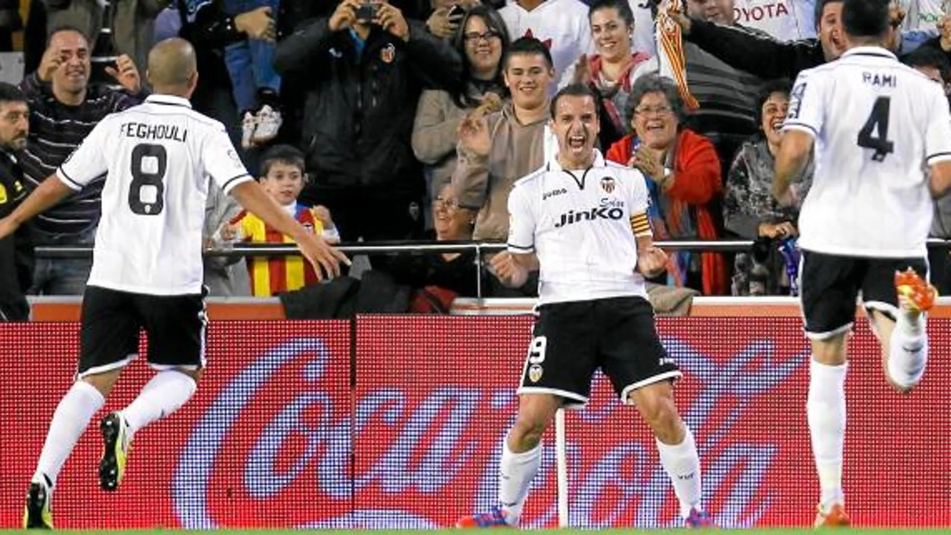 Soldado celebra el primer gol del Valencia y Feghouli y Rami corren a abrazarlo