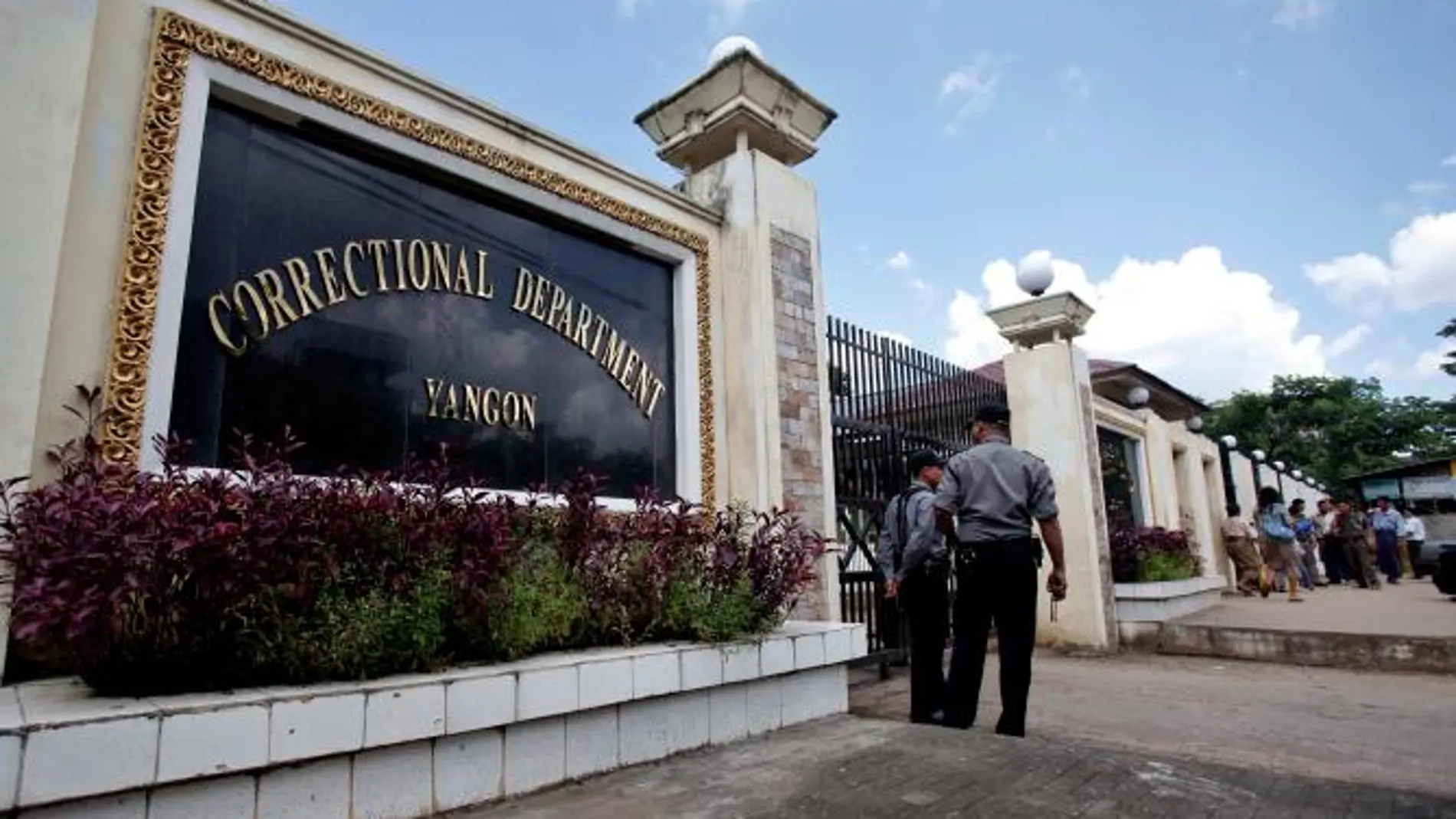 Dos policías birmanos resguardan el exterior de la prisión de Insein, en Rangún, Birmania