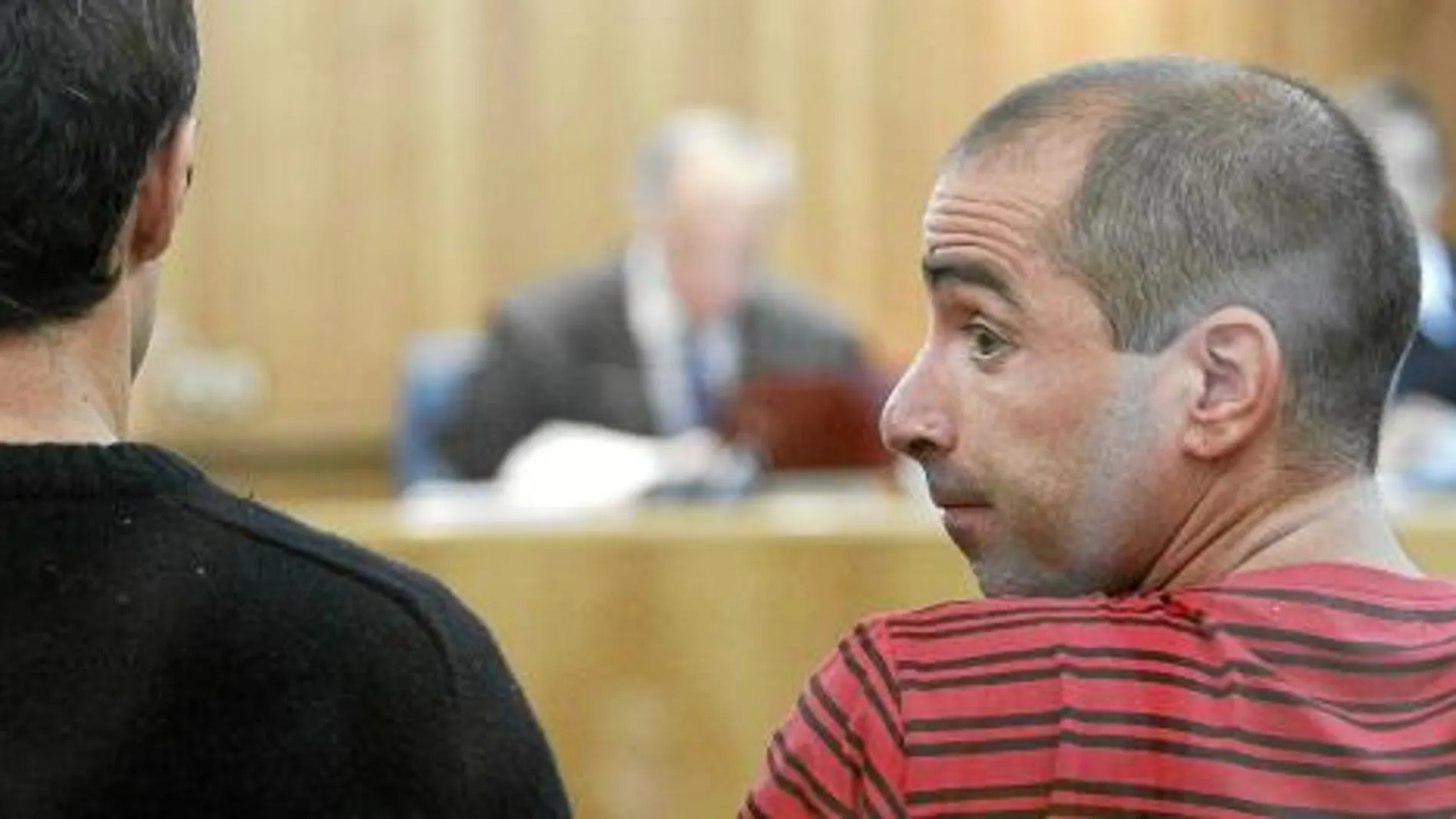 Zelarain (dcha.) junto a Andoni Otegi, en un momento del juicio por el atentado con coche bomba de Fuengirola