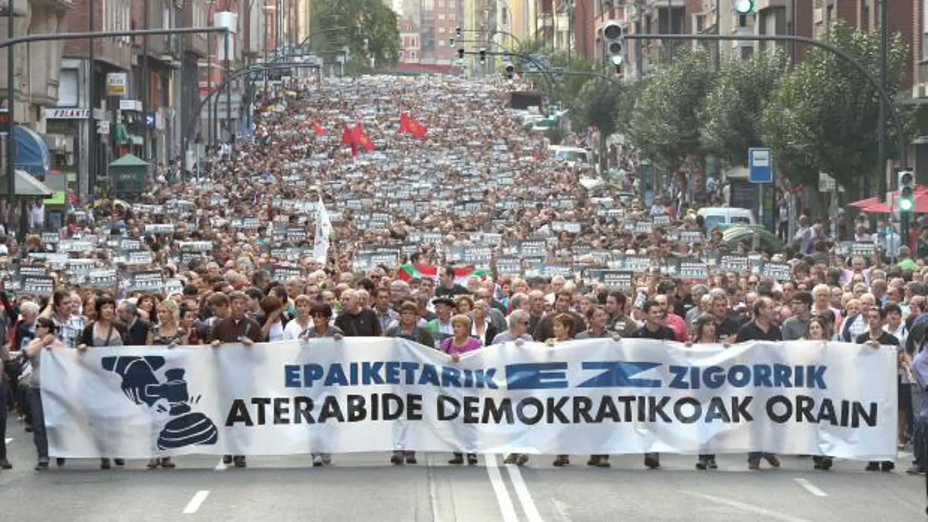 Miles de personas se manifiestan contra la sentencia del caso «Bateragune»
