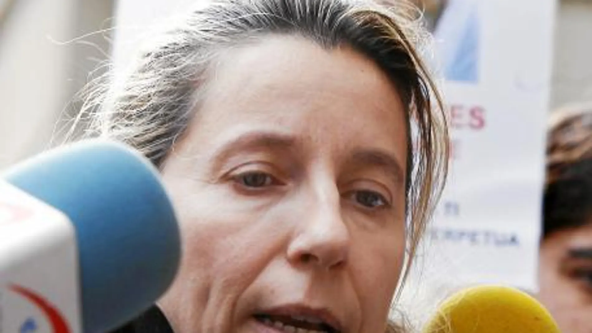 Eva Casanueva, la madre de Marta del Castillo, ayer antes de entrar en la Audiencia Provincial