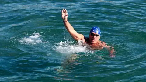 Alfonso Hohenlohe es un temerario que no sale del agua por muy fría que esté