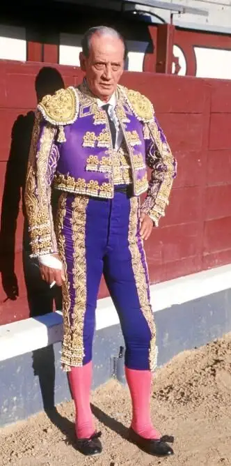 Antoñete aguarda, pitillo en mano, pegado a tablas en Las Ventas