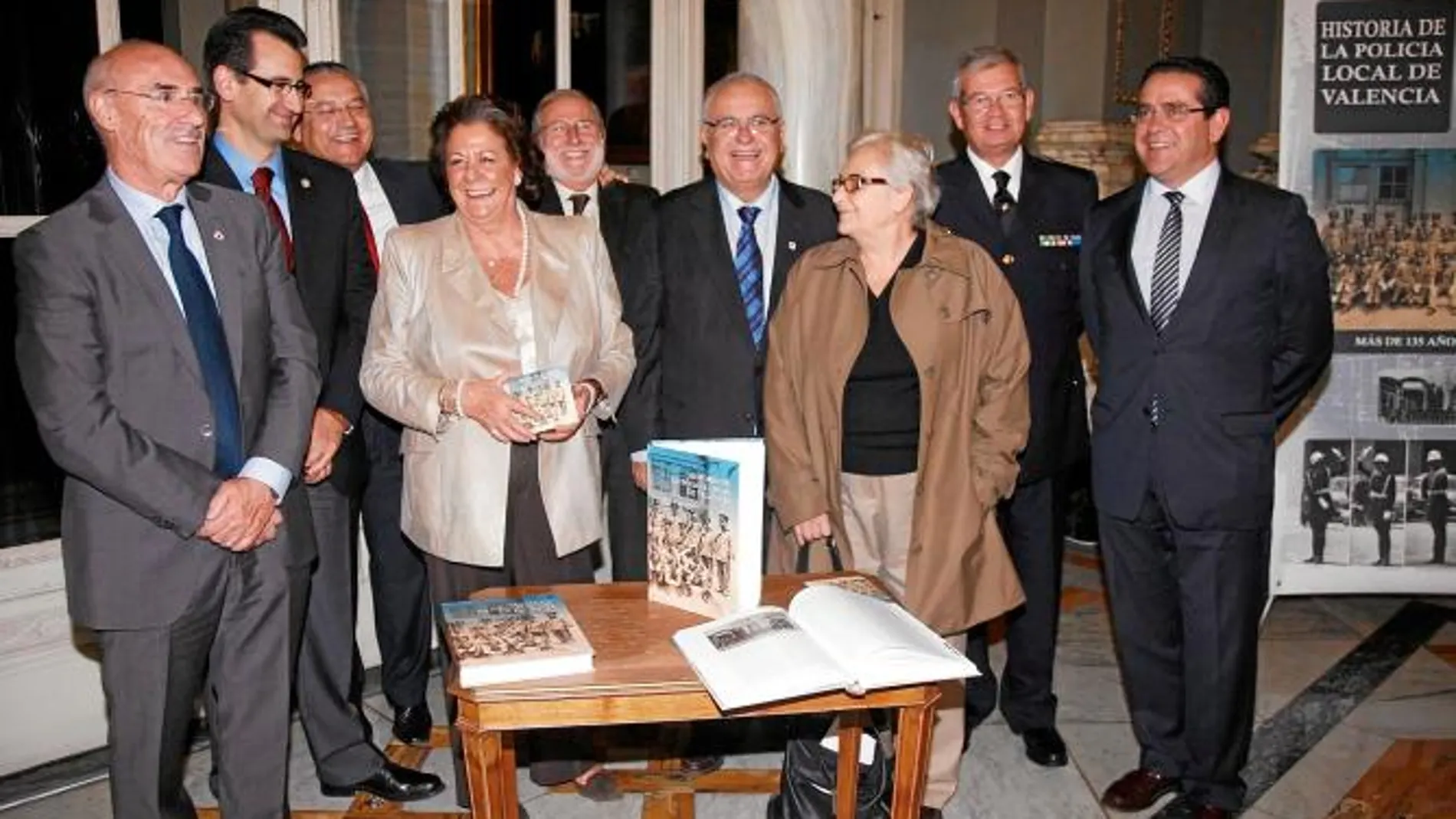 Barberá junto a los autores de la obra, agentes y ediles de Policía