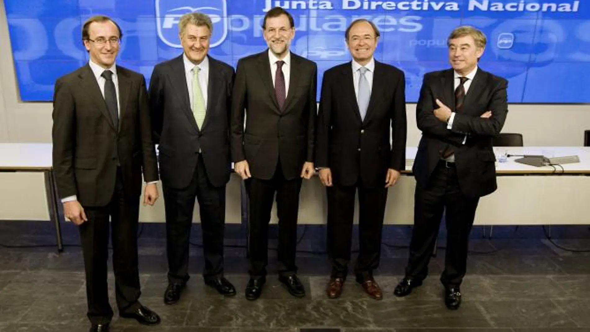 Mariano Rajoy junto a Alfonso Alonso, nuevo portavoz parlamentario del PP; Jesús Posada, presidente del Congreso; Pío García-Escudero, presidente del Senado, y José Manuel Barreiro, portavoz del PP en el Senado