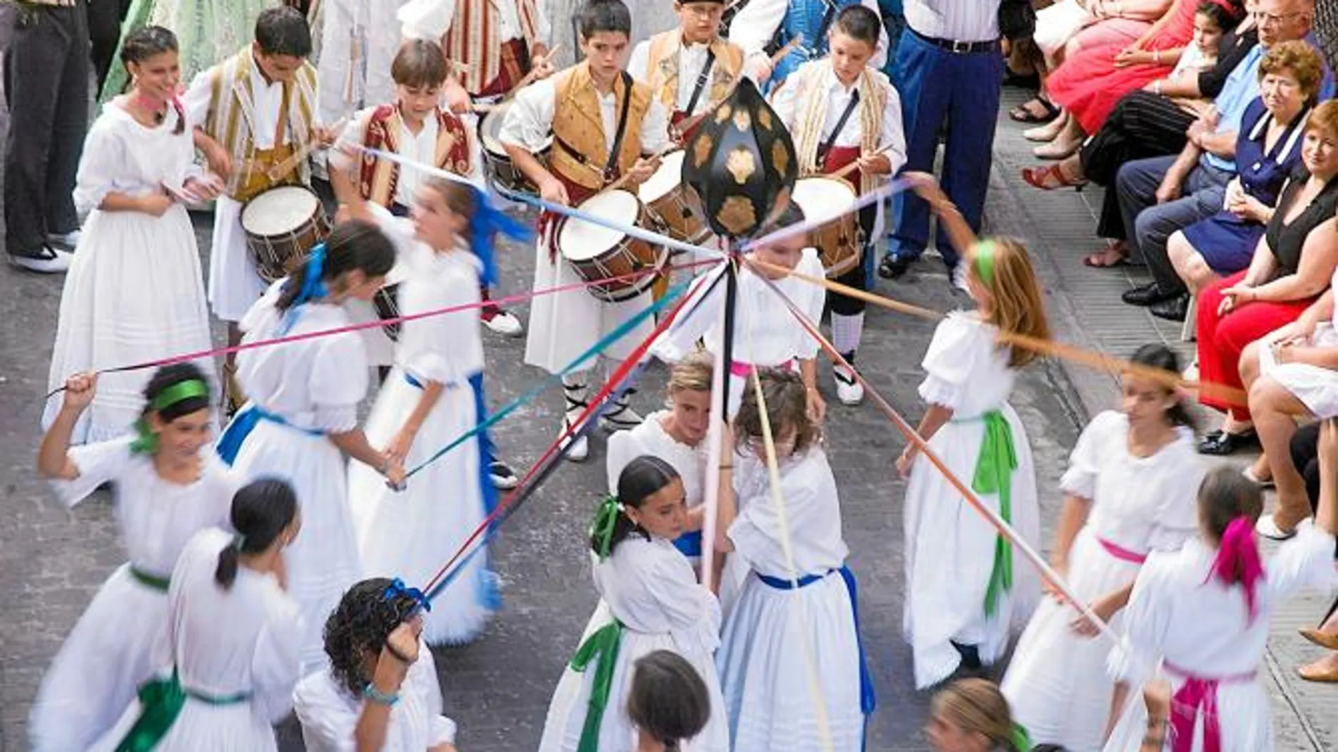 Las fiestas en honor a la Virgen de la Salud tienen como seña de identidad los bailes que se realizan en la procesión