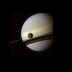 La luna Titán una perla en los anillos de Saturno