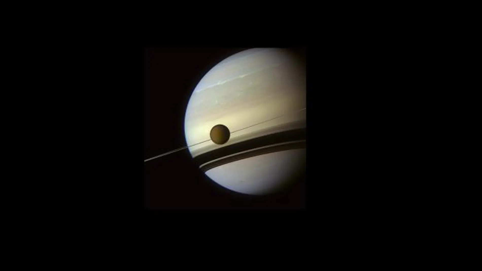 La luna Titán una perla en los anillos de Saturno
