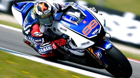 Yamaha Espargaró y Viñales dominan los libres