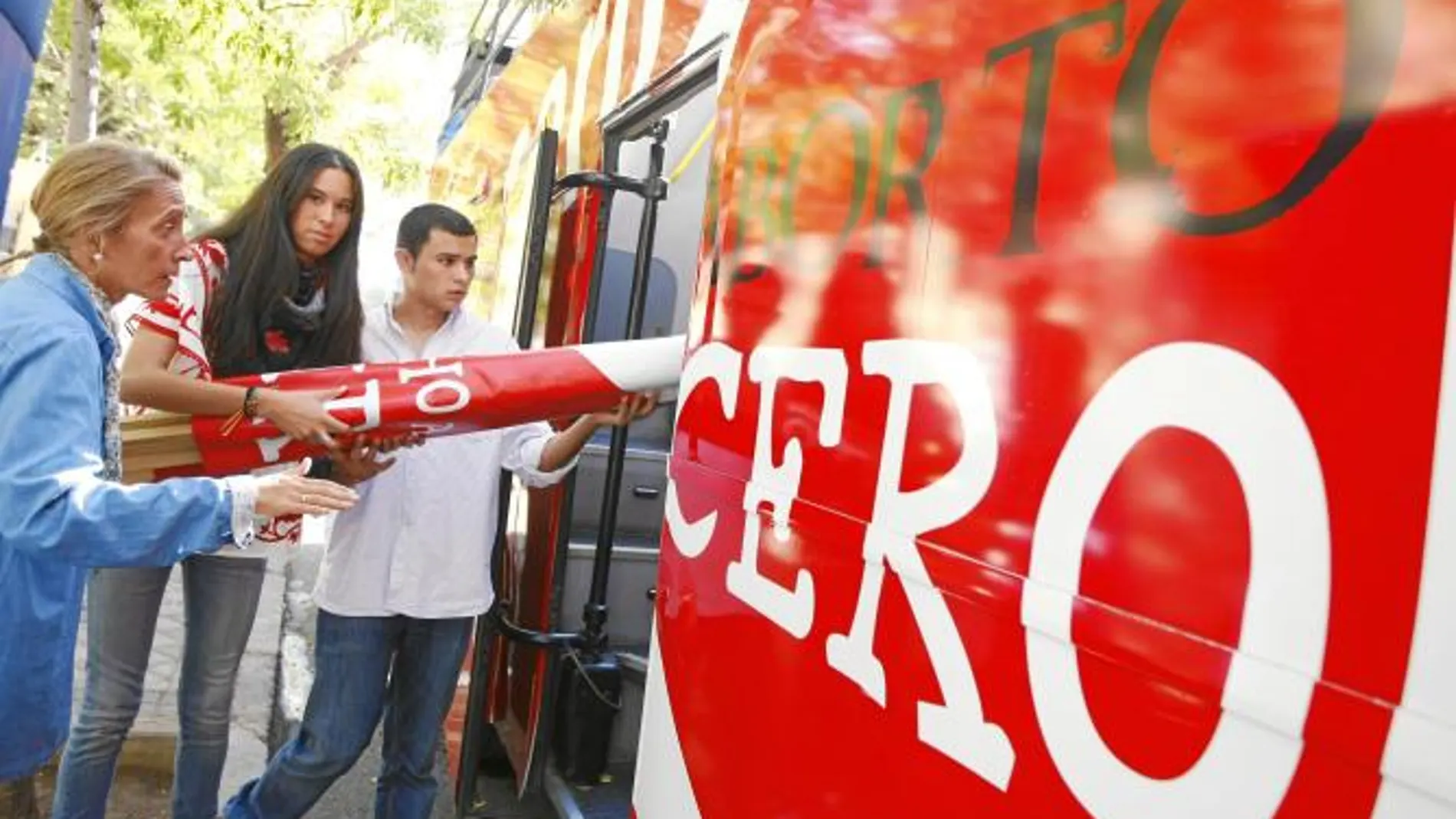 Voluntarios y organizadores colocan los materiales en el autobús de «aborto cero»