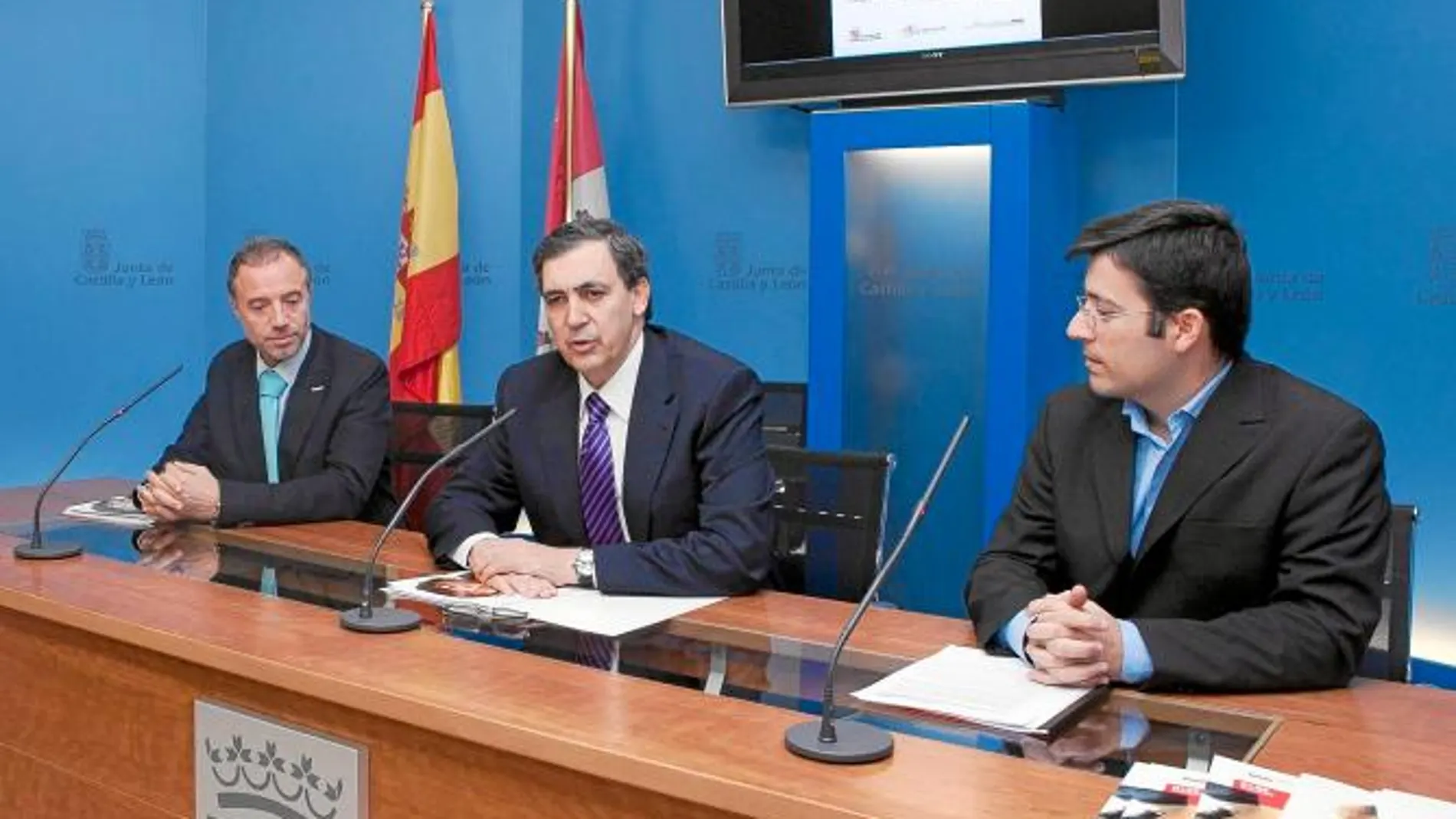Jesús Fuertes presenta la nueva línea de atención junto a Luis Estebaranz y Pablo Gutiérrez