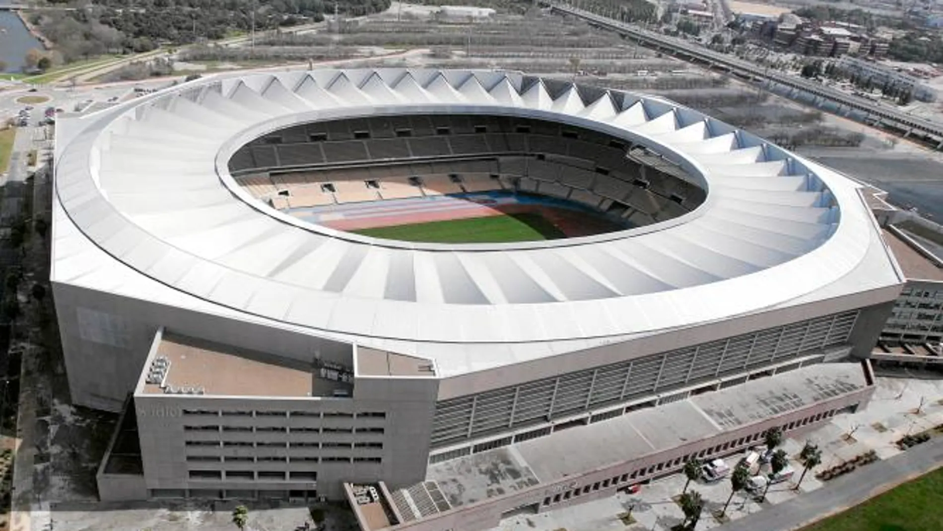 Imagen del estadio Olímpico de la Cartuja de Sevilla, que no está cubierto, tal y como exige la organización