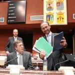 El responsable autonómico de Economía, Salvador Marín (derecha), detalló en la Asamblea la partida que tendrá su departamento