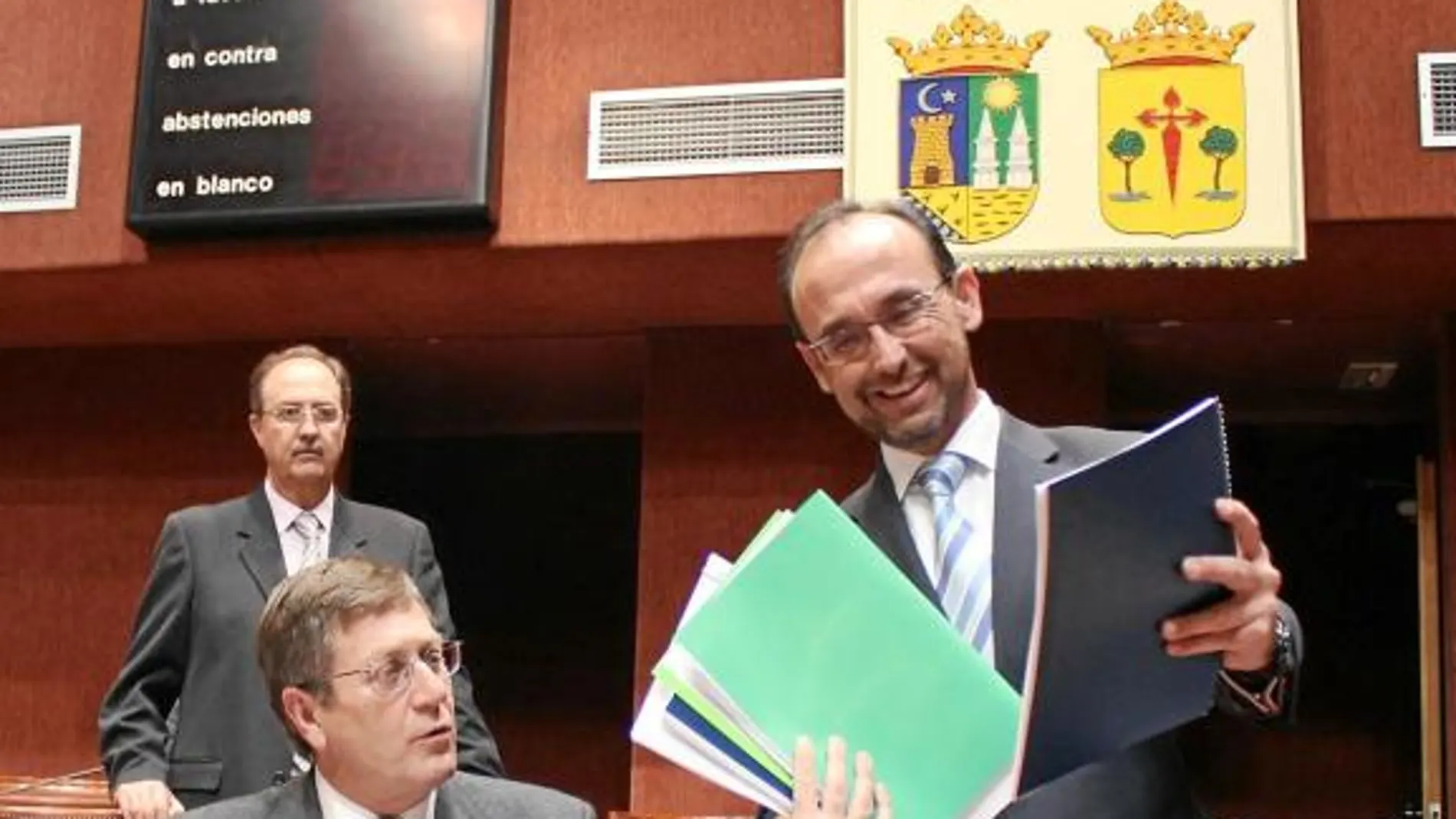 El responsable autonómico de Economía, Salvador Marín (derecha), detalló en la Asamblea la partida que tendrá su departamento