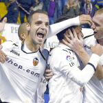Soldado, Mathieu, Feghouli y Jordi Alba celebran el primer gol