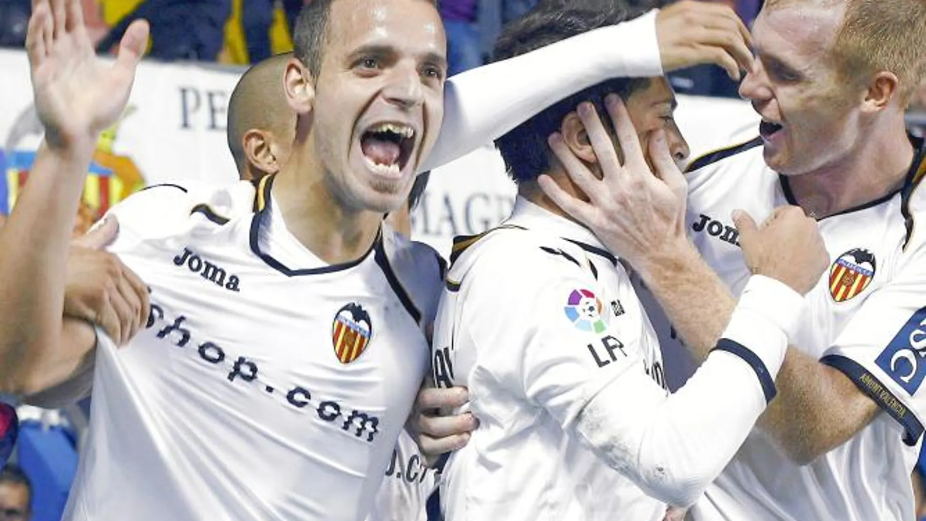 Soldado, Mathieu, Feghouli y Jordi Alba celebran el primer gol