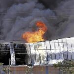 Un incendio arrasa una empresa de cítricos en Museros