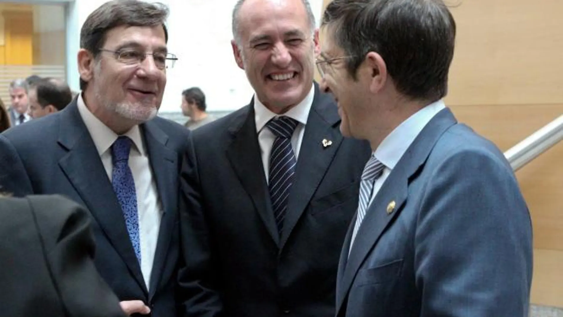 Patxi López, el rector de la UPV, Iñaki Goirizelaia, y el presidente del TSJPV, Juan Luis Ibarra en la apertura del Año Judicial