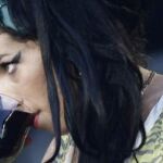 Conocida fue la adicción de Amy Winehouse al alcohol