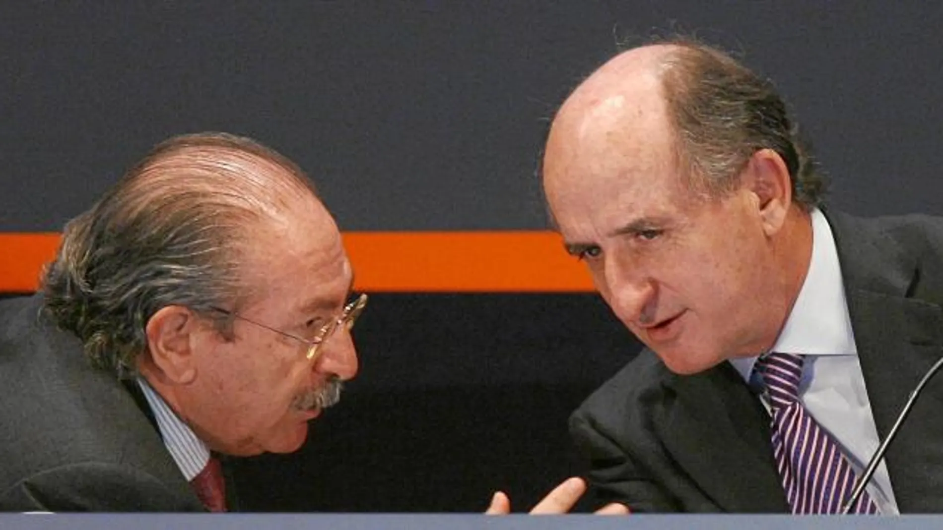 Del Rivero y Brufau conversan en una de las últimas juntas de accionistas de Repsol