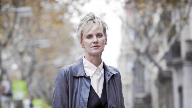 La escritora Siri Hustvedt ayer en pleno paseo de Gracia barcelonés