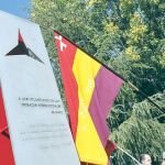 La bandera republicana, en la inauguración en la Complutense de un monumento memorial a las Brigadas