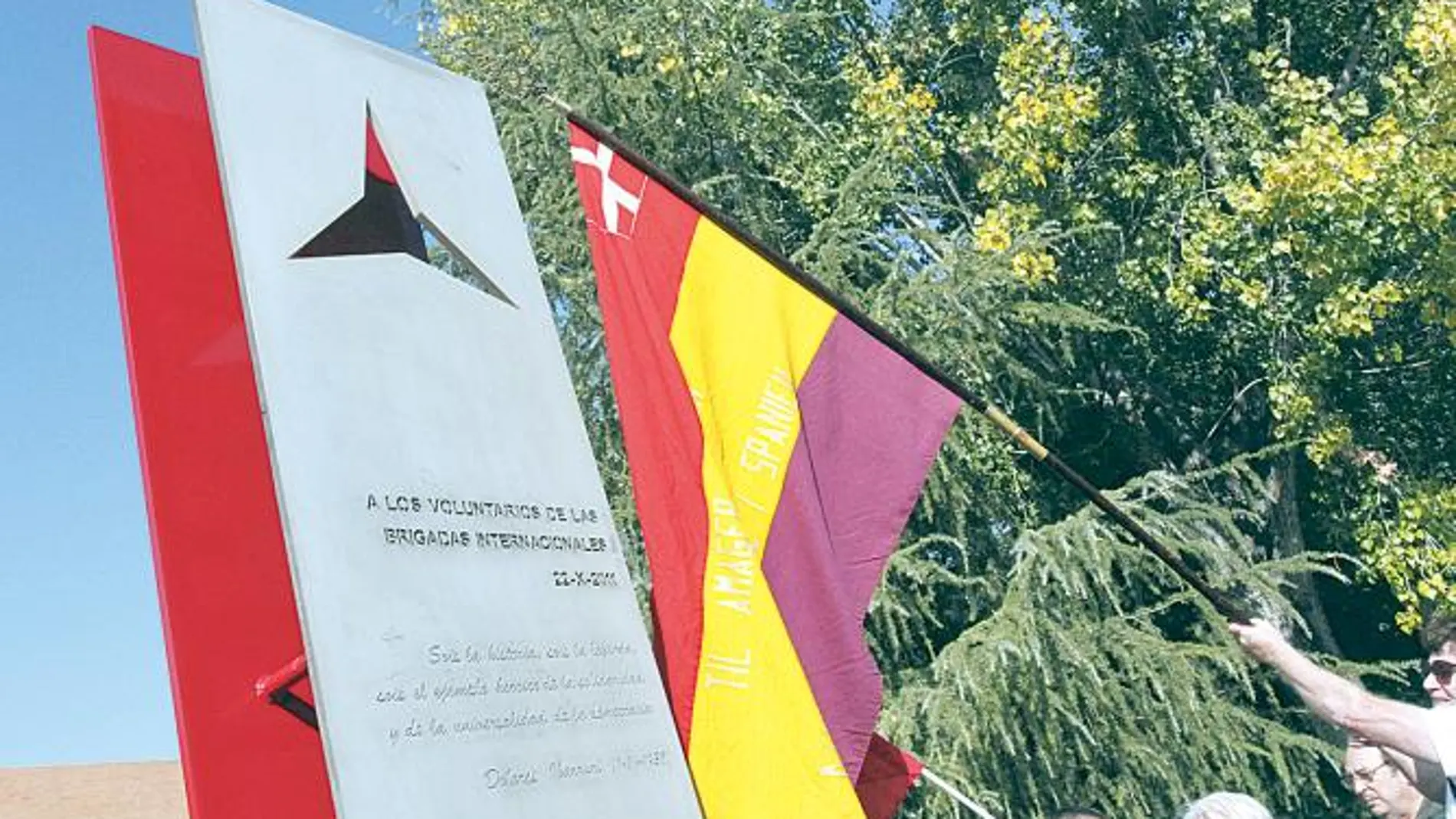 La bandera republicana, en la inauguración en la Complutense de un monumento memorial a las Brigadas