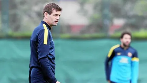 A toda la presión que supone entrenar al primer equipo del Barcelona Tito Vilanova une la de encontrar soluciones ante tanta baja