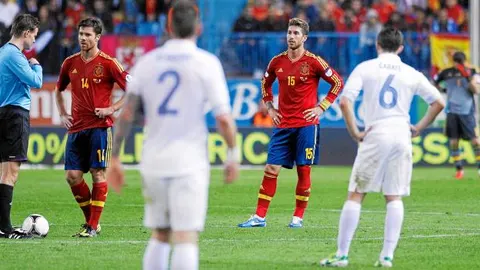 Desolación en Sergio Ramos y Xabi tras el empate, con Casillas al fondo cabizbajo
