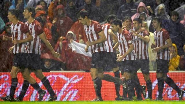 Los jugadores del Athletic de Bilbao celebran su primer gol, materializado por el centrocampista Ander Herrera