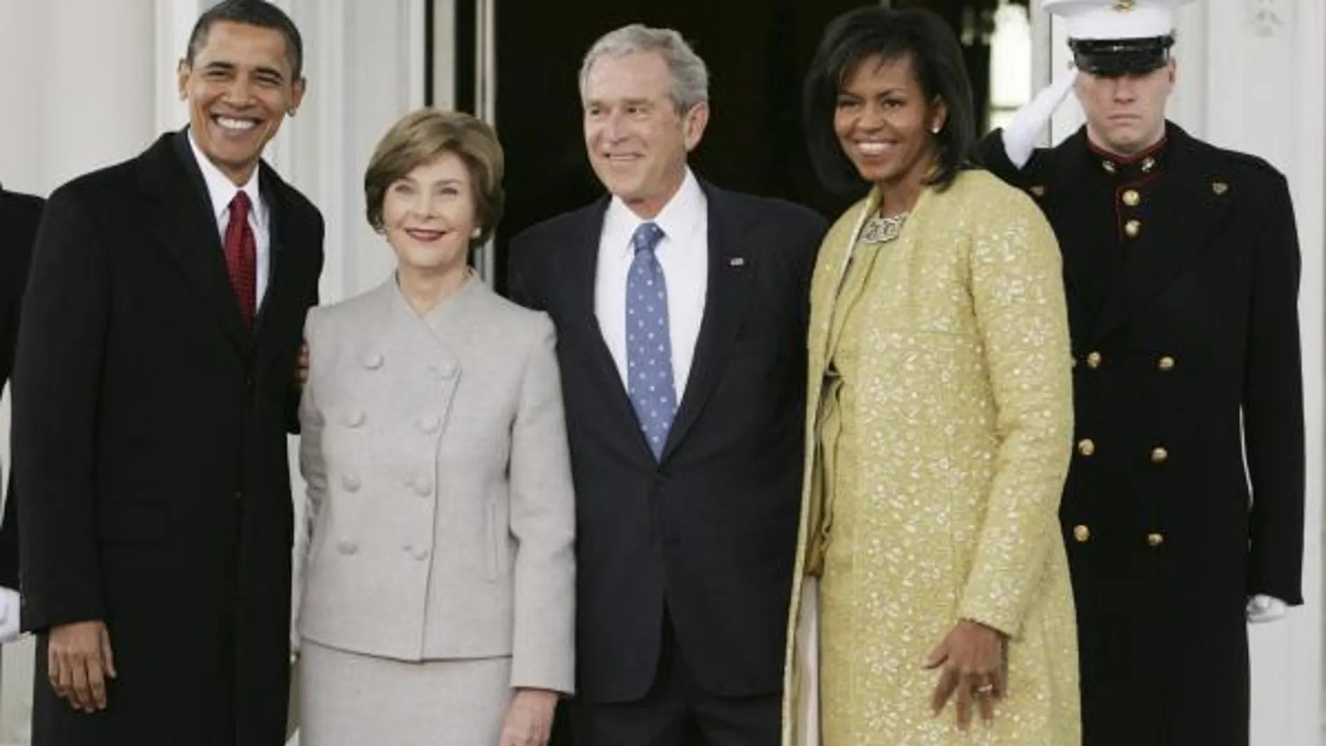 Obama y su mujer llegan a la Casa Blanca para desayunar con los Bush