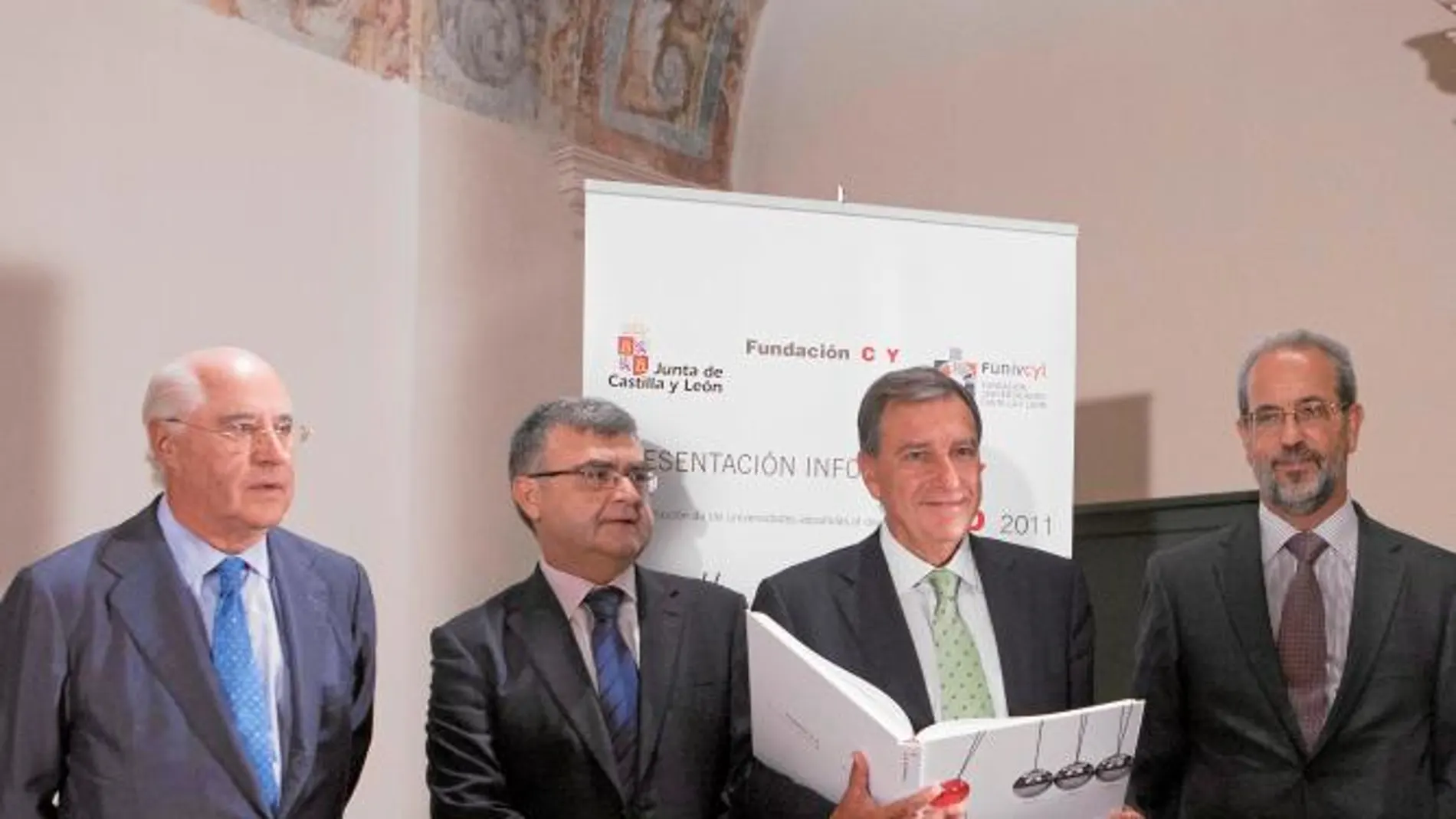 Juan José Mateos con Daniel Hernández Ruipérez, Juan Casado y Francesc Solé en la presentación del informe