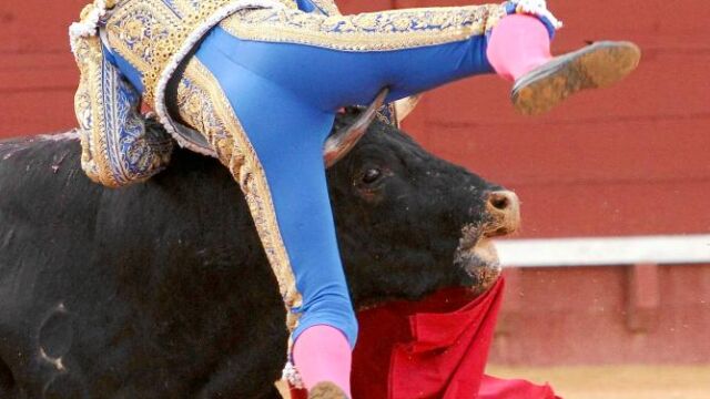 Cayetano sufre una cornada en el muslo en Jerez