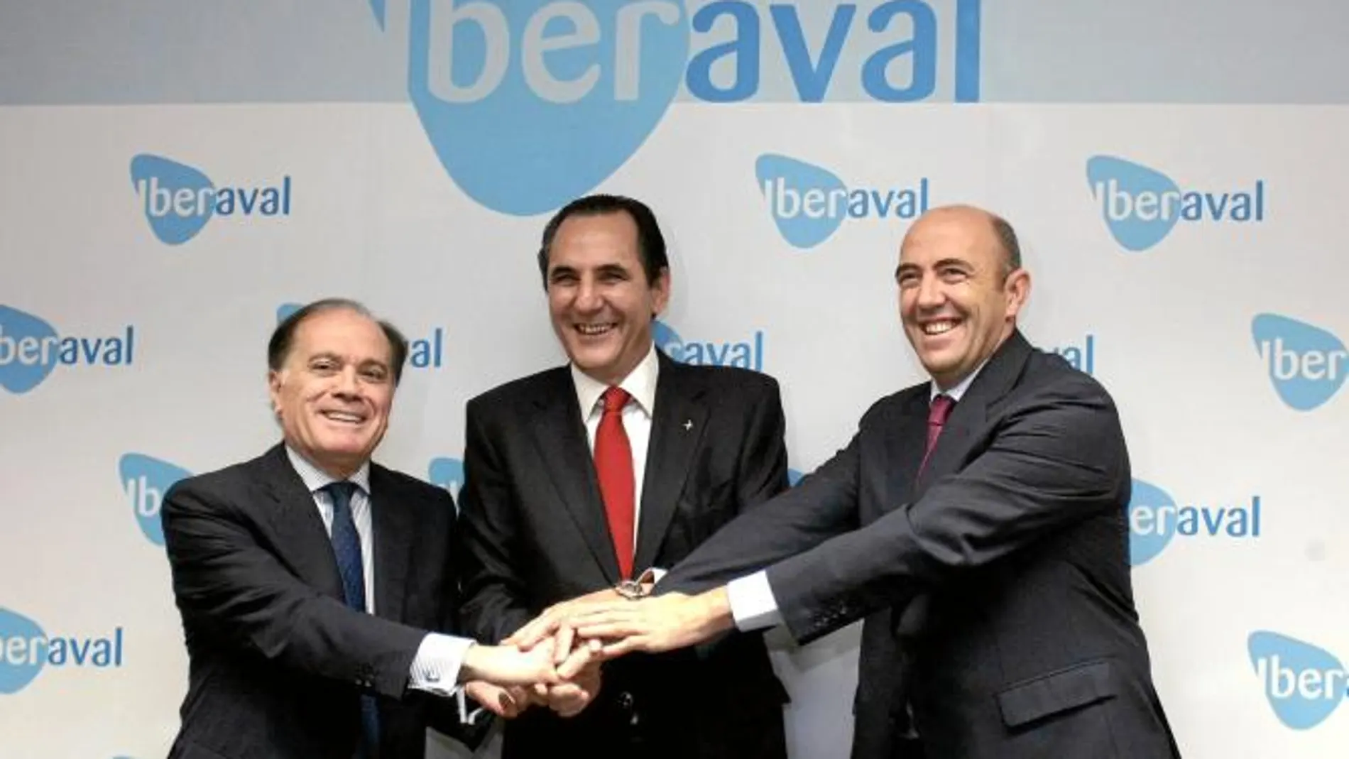 Tomás Villanueva, José Rolando Álvarez y Jorge Gutiérrez momentos antes de firmar el convenio