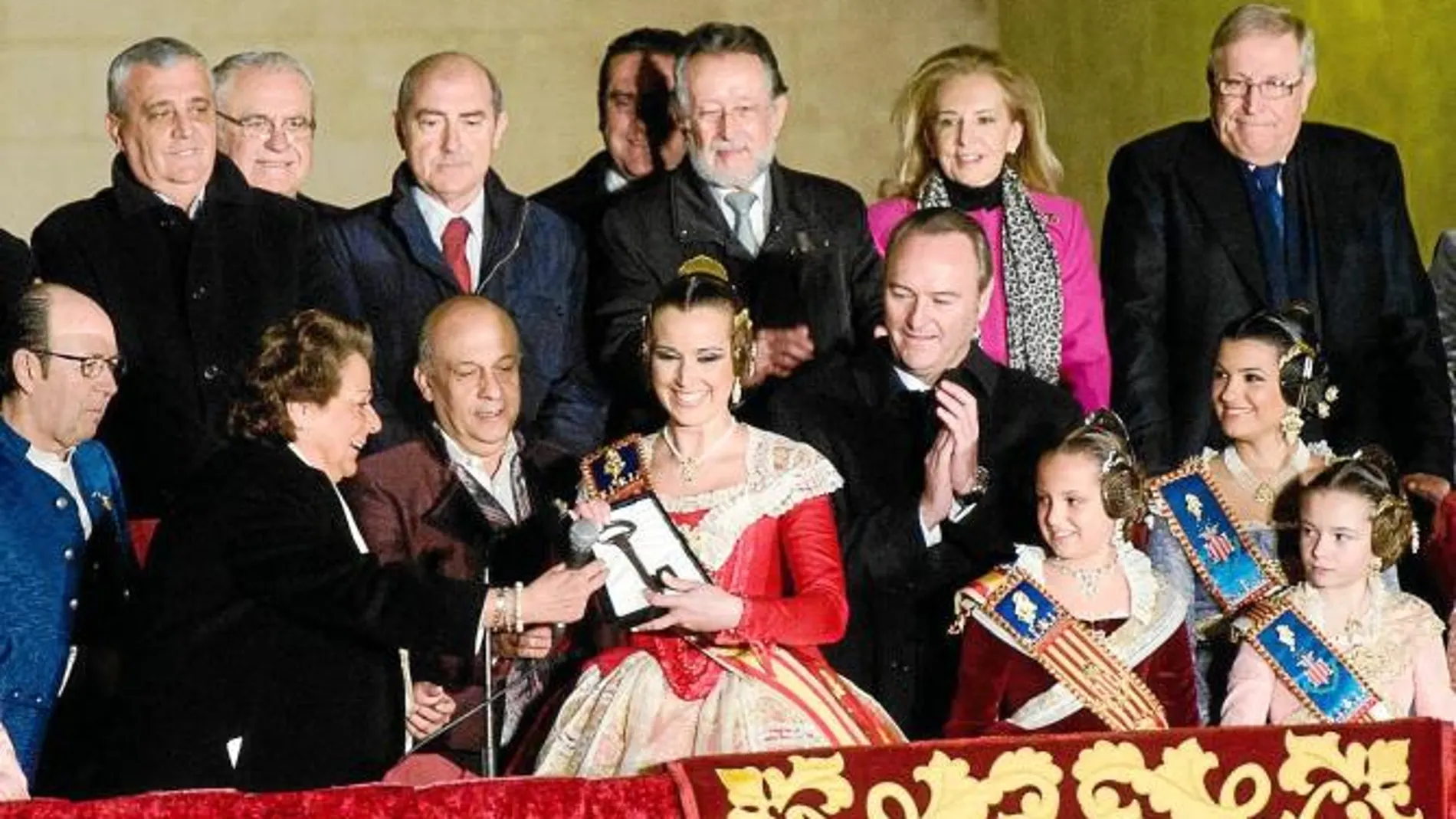 Multitudinaria bienvenida a las Fallas de 2012