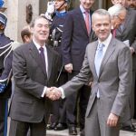 Tras su encuentro ayer en París con Antonio Camacho, el ministro del Interior francés, Claude Guant, alertó de posibles escisiones en ETA tras el anuncio del cese de la violencia