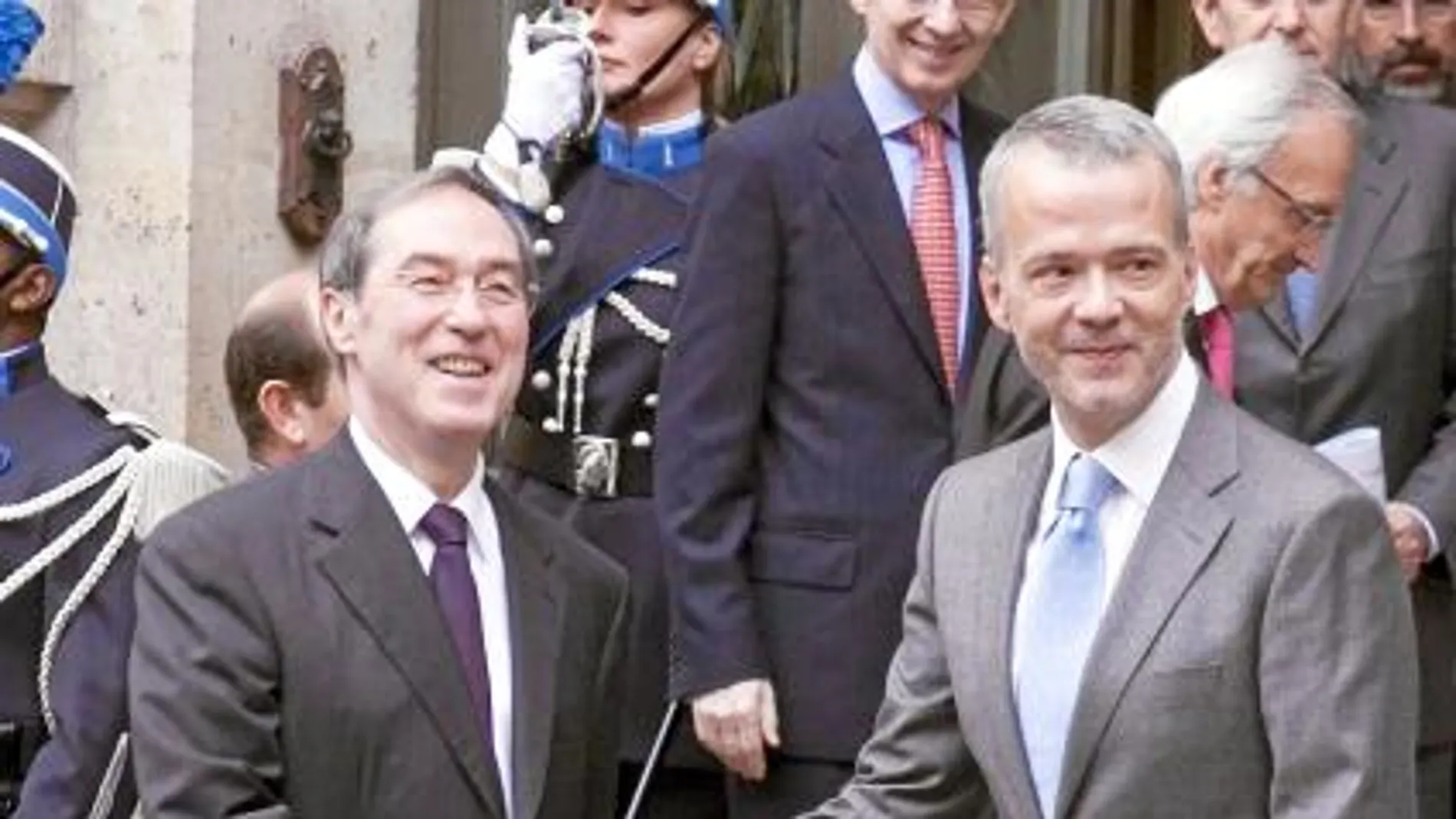 Tras su encuentro ayer en París con Antonio Camacho, el ministro del Interior francés, Claude Guant, alertó de posibles escisiones en ETA tras el anuncio del cese de la violencia