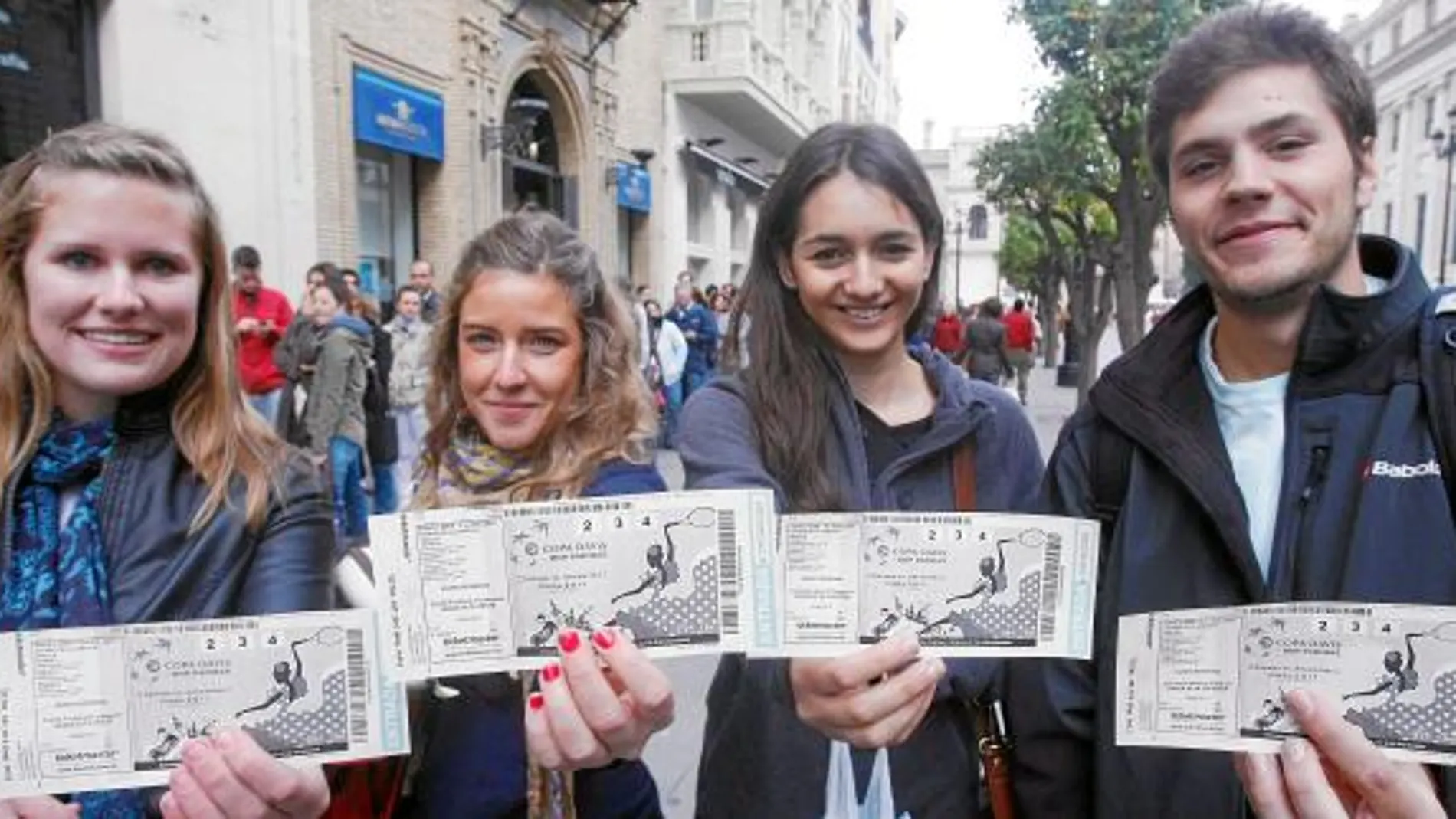 Desde las seis de la mañana hizo el público cola en el Fnac para conseguir las primeras entradas para la final, que oscilan entre 180 y 390 euros
