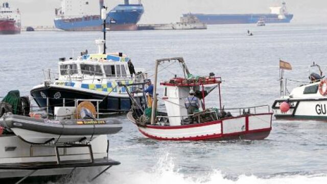 Otro incidente con Gibraltar divide a los pescadores españoles